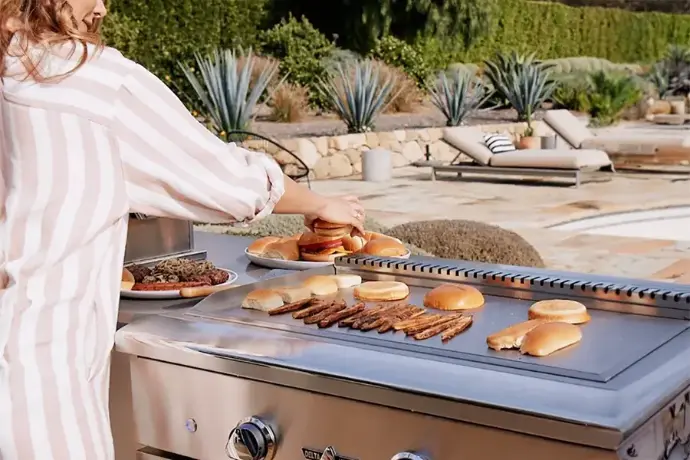 Outdoor flat-top griddle station for backyard entertaining